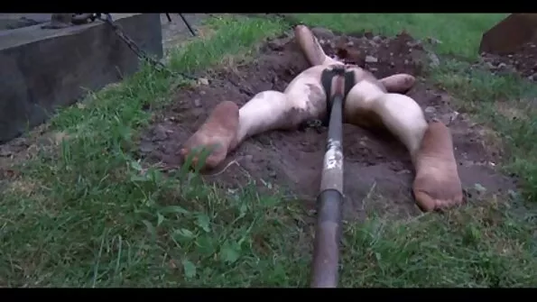 Красива брюнетка роздяглася і приголубила пальцем rhfcbdt gjhyj свою пілотку.