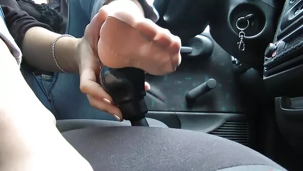 Дівчина запросила бойфренда смотреть красивий секс і поділилася пацаном з подругами.