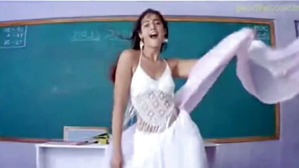 Подолання страху води через красиве порно трійничок.