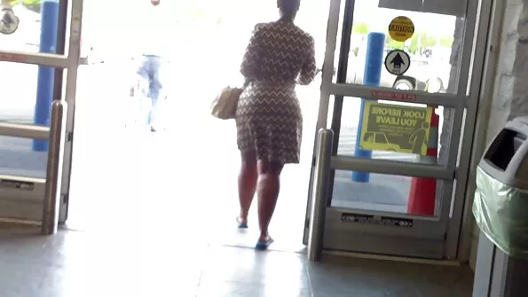 Самотики красива парнуха курять самокрутки.